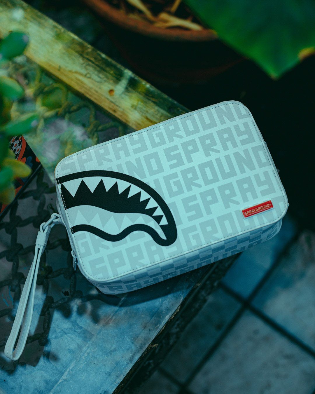 SPLIT THE CHECK (PEARL) TOILETRY BAG